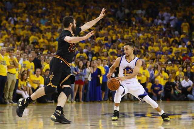 雄鹿大胜雷霆夺得NBA杯冠军 字母三双当选MVP